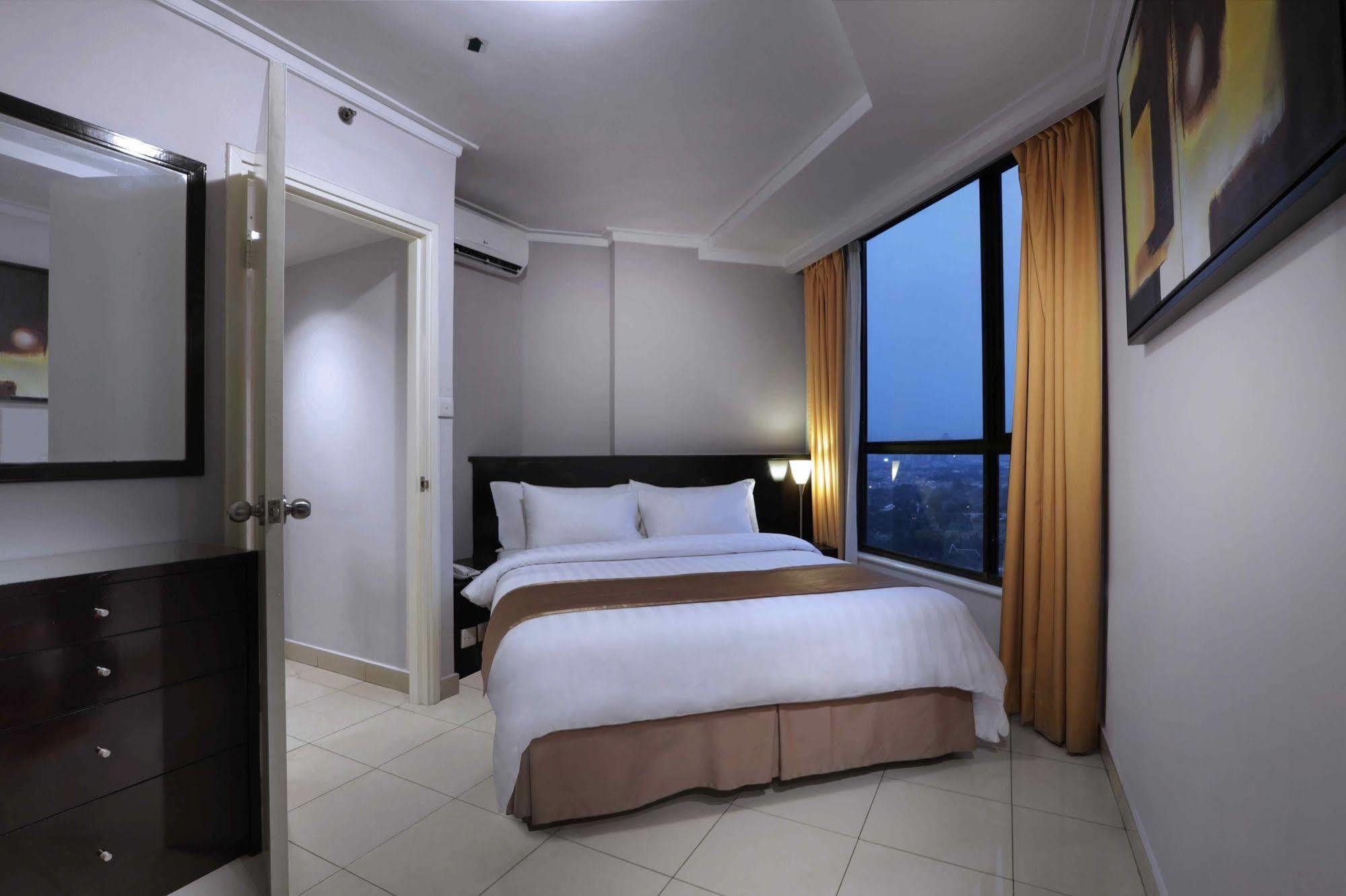Horison Ultima Suite & Residences Rasuna Джакарта Екстериор снимка