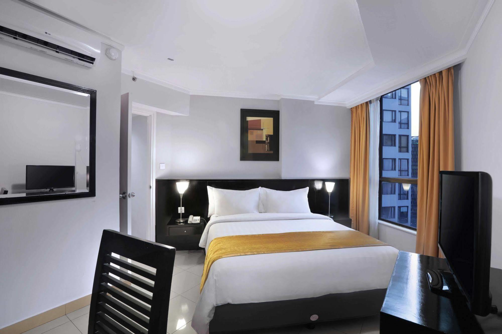 Horison Ultima Suite & Residences Rasuna Джакарта Екстериор снимка