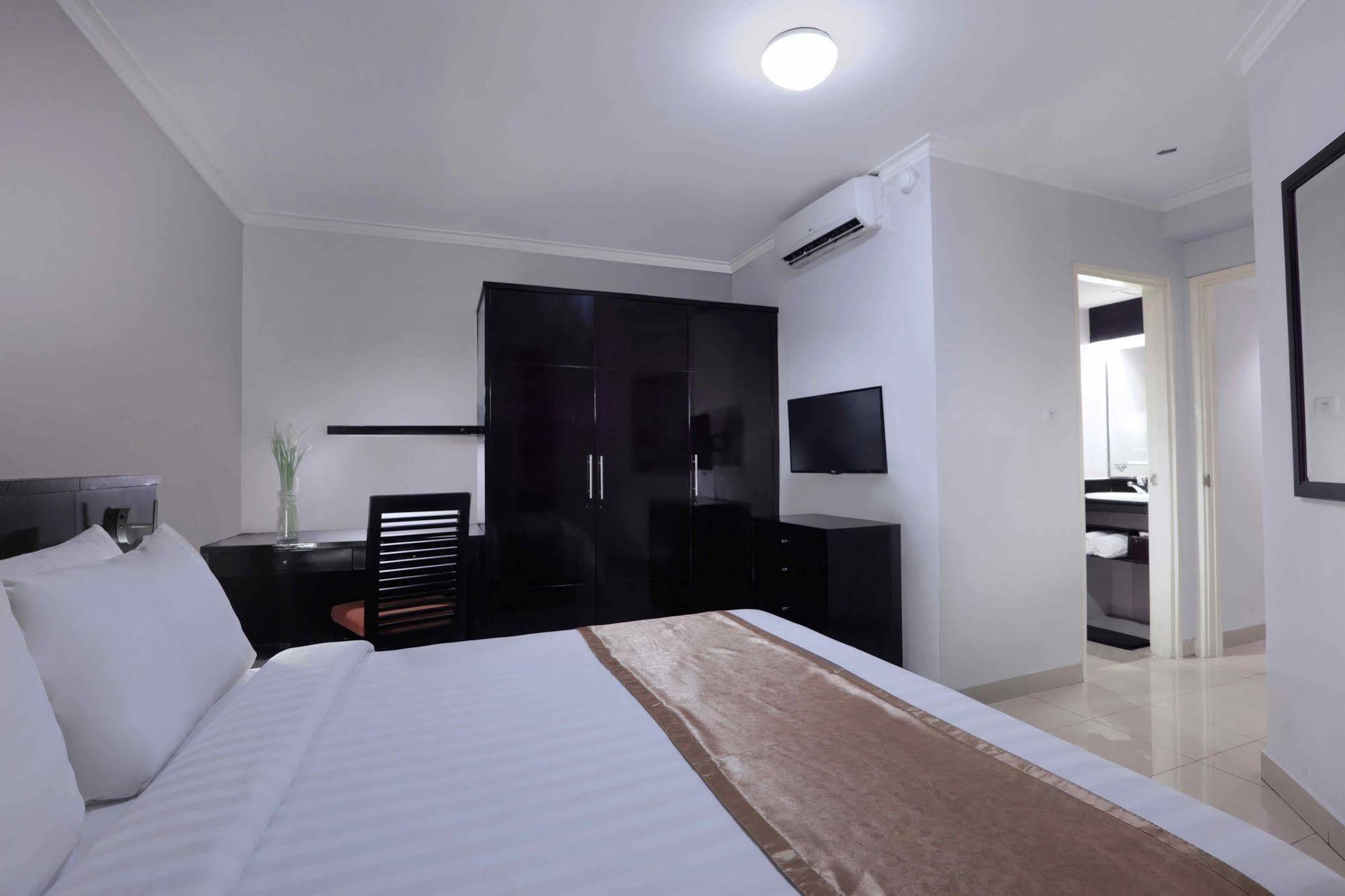 Horison Ultima Suite & Residences Rasuna Джакарта Екстериор снимка